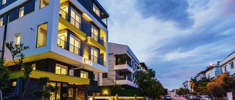 Vista frontal de la propiedad por la tarde o noche