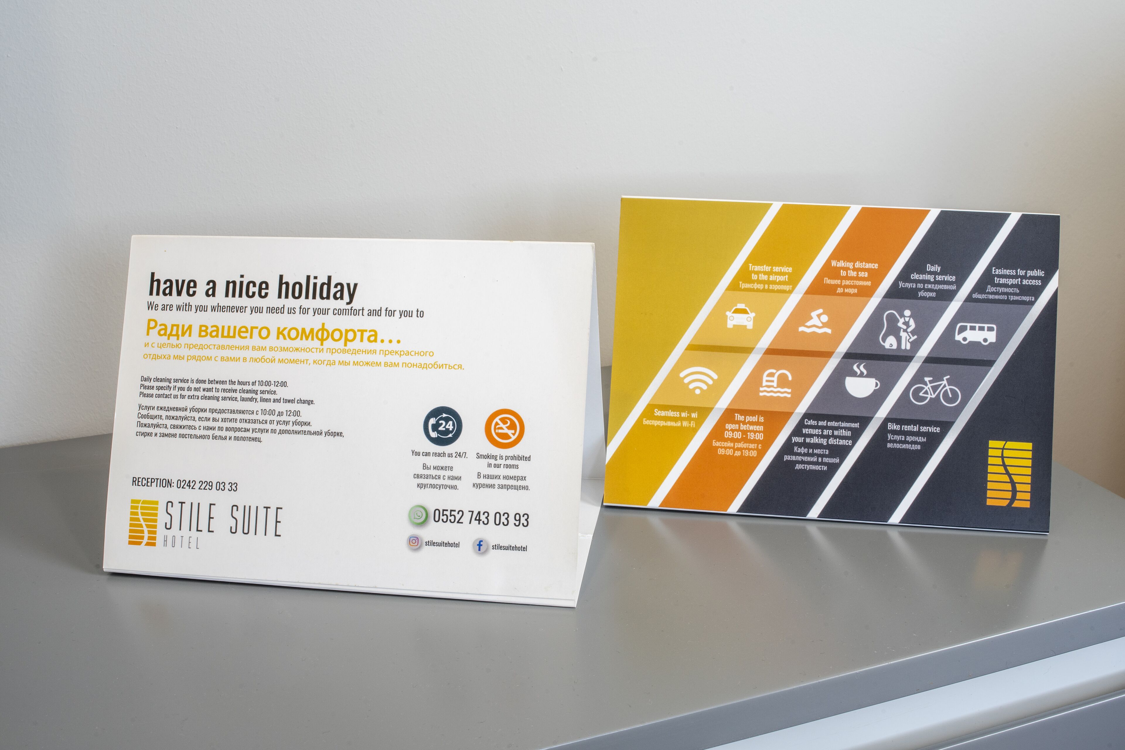 Une brochure d’hôtel présentant les services et équipements offerts, tels qu’une réception ouverte 24 heures sur 24, une connexion Wi-Fi et un service de location de vélos.