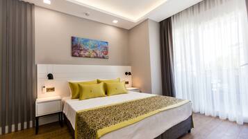 Big Family Suite Pool Side 2+1 | Zimmersafe, individuell dekoriert, individuell eingerichtet