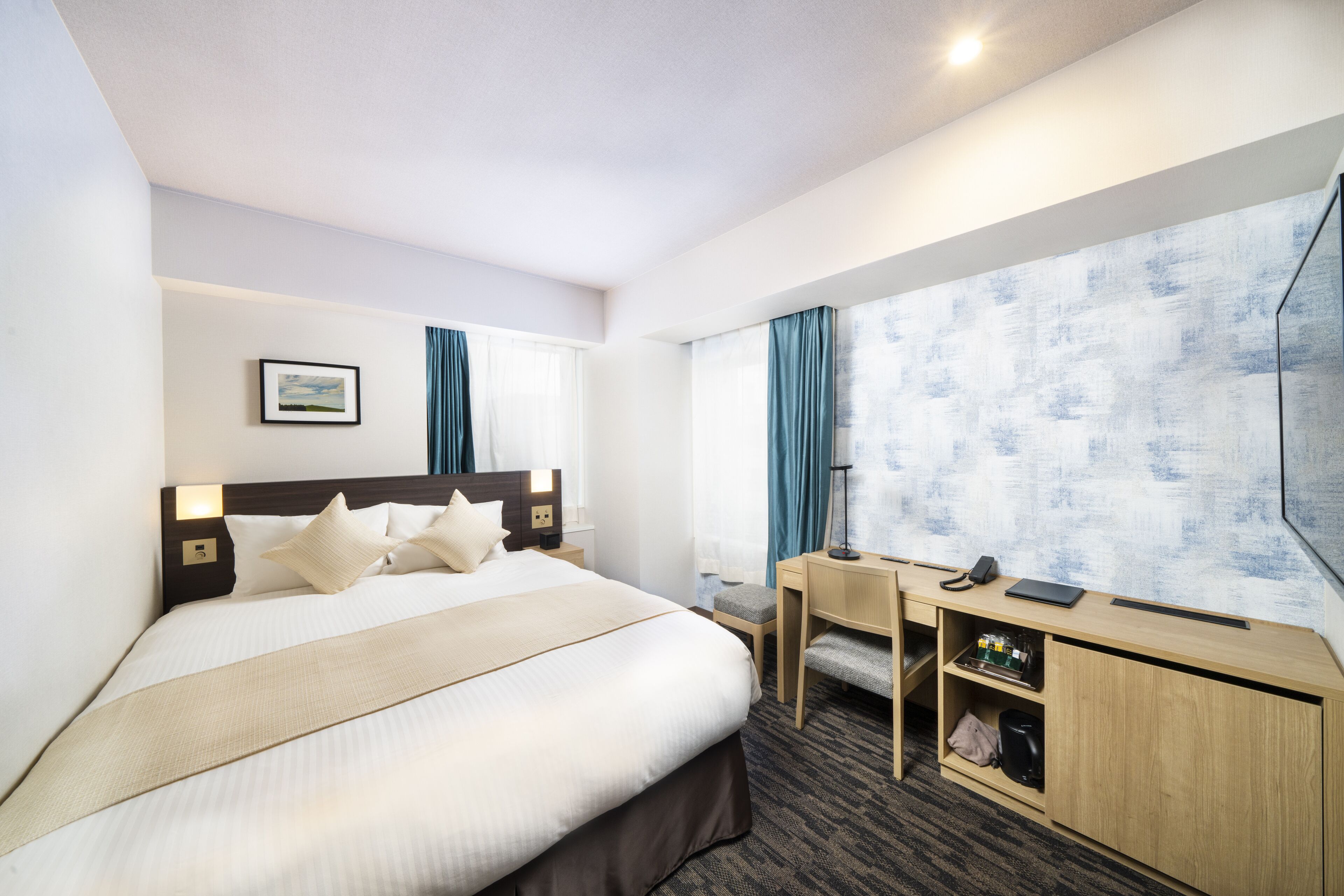 desk, free wifi, bed sheets