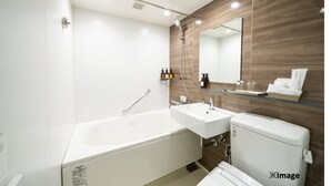 Un bagno moderno con una vasca da bagno bianca, un lavabo e un water.