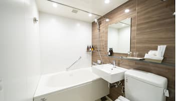 Combined shower/bathtub, deep-soaking bathtub, free toiletries