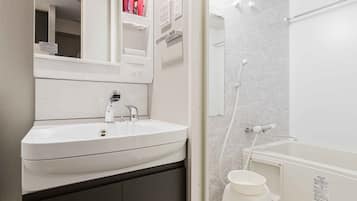 Combined shower/tub, deep soaking tub, free toiletries, hair dryer