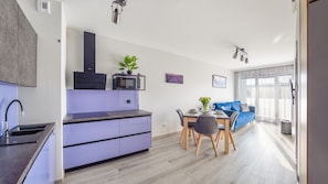 Apartment (611) | Eigene Kochnische | Kühlschrank, Herdplatte, Wasserkocher, Kochgeschirr/Geschirr/Besteck