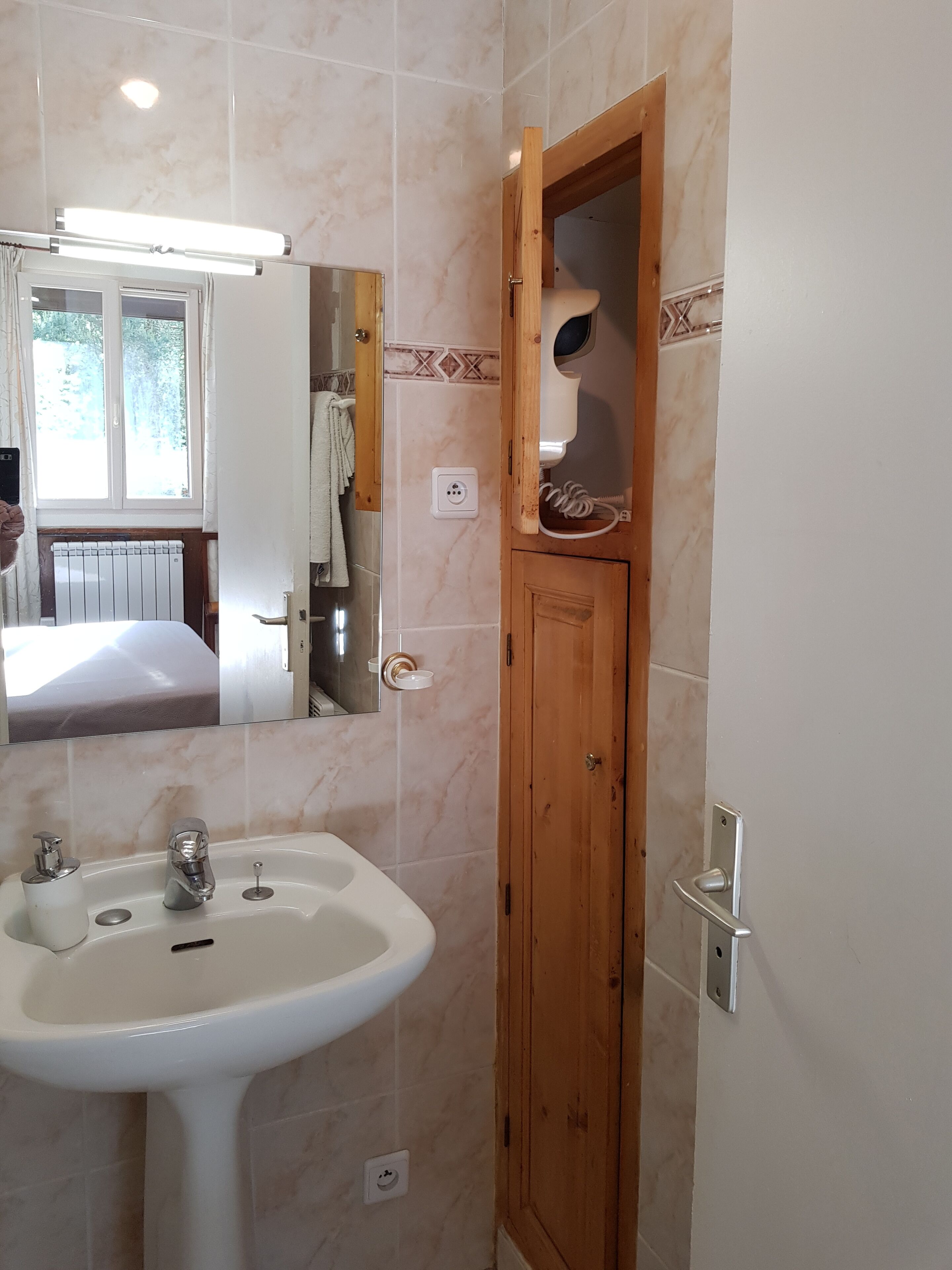 Douche, sèche-cheveux, serviettes fournies, papier toilette