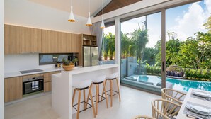 Luxury Villa With Bathtub | Eget kjøkken | Kaffetrakter/tekoker, kjøleskap, mikrobølgeovn og ovn