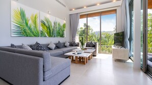 Luxury Villa | Ruang tamu | 130 cm televisyen skrin rata dengan kabel, TV LED 