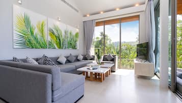 Villa de lujo | Sala de estar | Televisión de pantalla plana de 130 cm con canales por cable