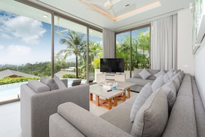 Deluxe-Villa | Wohnbereich | 130-cm-Flachbildfernseher mit Kabelempfang, LED-Fernseher