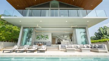 Villa Deluxe | Zona de estar | Televisión de pantalla plana de 130 cm con canales por cable