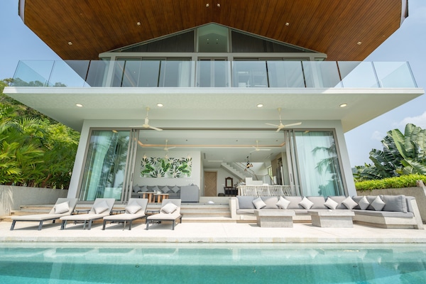 Deluxe Villa | Living area | 130-cm flat-screen TV with cable channels, LED TV