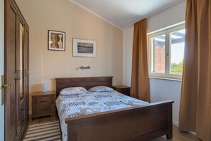 4 dormitoris, planxa i posts de planxar, wifi gratuïta i roba de llit 