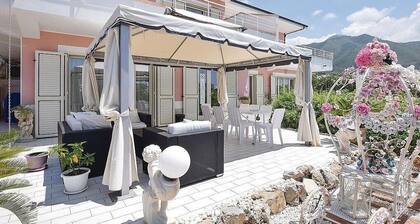 Villa Croma: An elegant and welcoming three-story townhouse which faces the sun and the sea, with Free WI-FI.