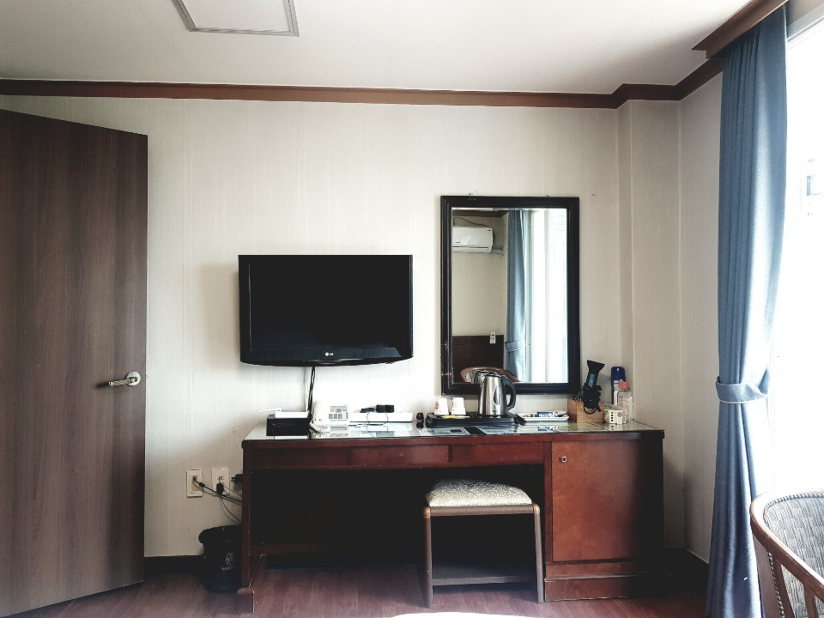 desk, blackout curtains, free wifi, bed sheets