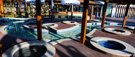 Un sauna, una bañera de hidromasaje, baño turco