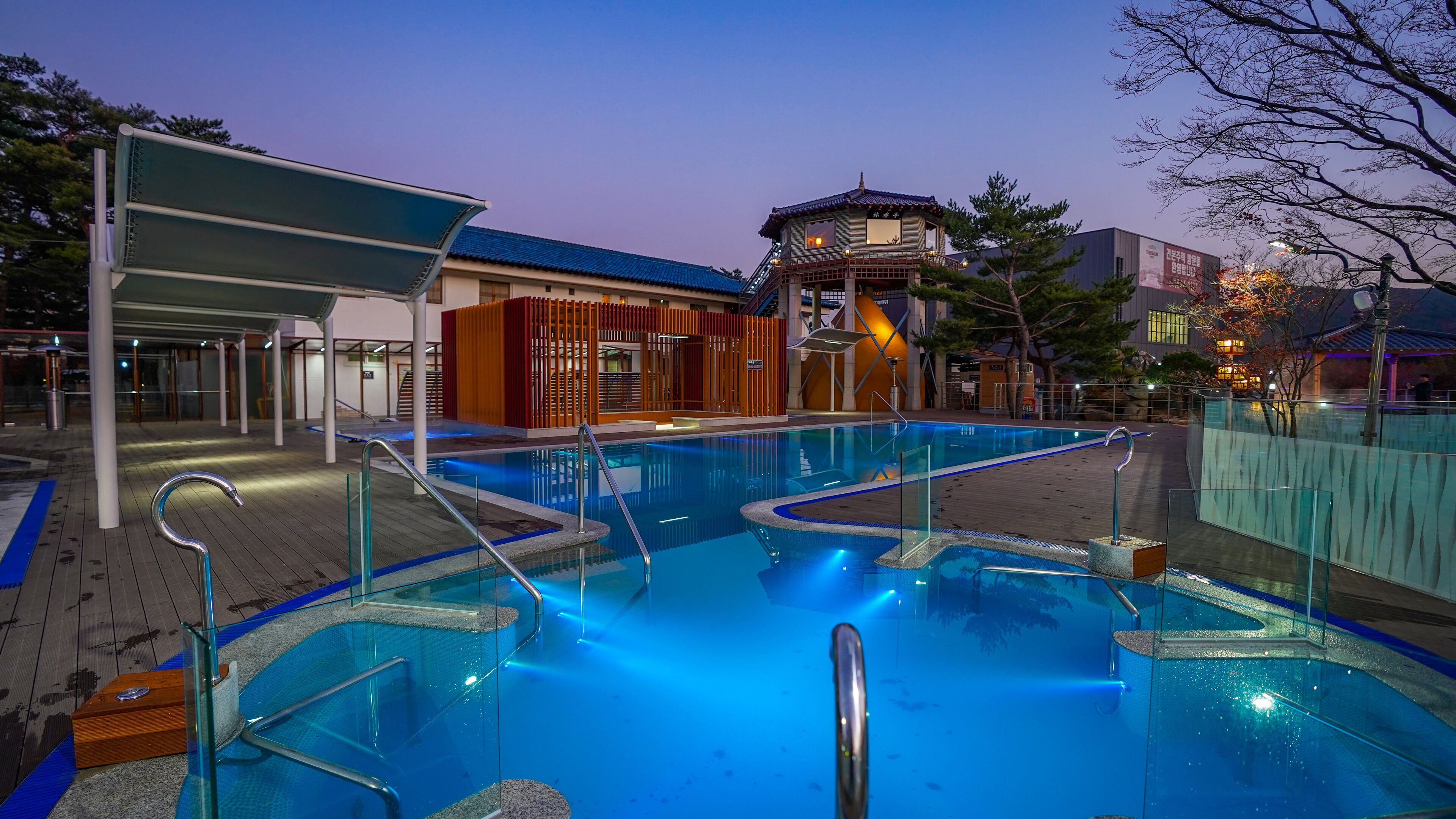 seasonal outdoor pool, open 10:00 am to 7:00 pm, pool loungers