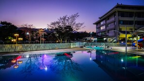 Seasonal outdoor pool, open 10:00 AM to 7:00 PM, sun loungers - Cheoksan Spatel (Sokcho)