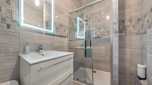 Studio (22 – ul. Chmielna 3A) | Bathroom | Shower, hair dryer, towels - Apartmenty Sun & Snow Deo Plaza Granaria (Gdansk)
