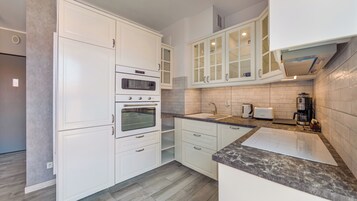 Studio (22 – ul. Chmielna 3A) | Dapur kecil peribadi | Peti sejuk, dapur, pembancuh kopi/teh, cerek elektrik 