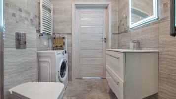 Studio (22 – ul. Chmielna 3A) | Bathroom | Shower, hair dryer, towels