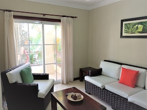 Apartamento executivo, 2 quartos, vista para a piscina | Sala de estar