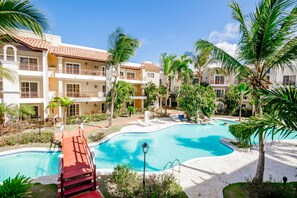 3 عدّة غرف نوم وخزنة داخل الغرفة وملاءات أسرّة