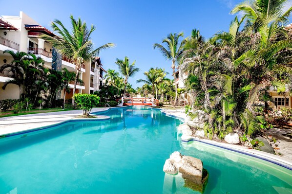 Piscina externa, guarda-sóis, espreguiçadeiras