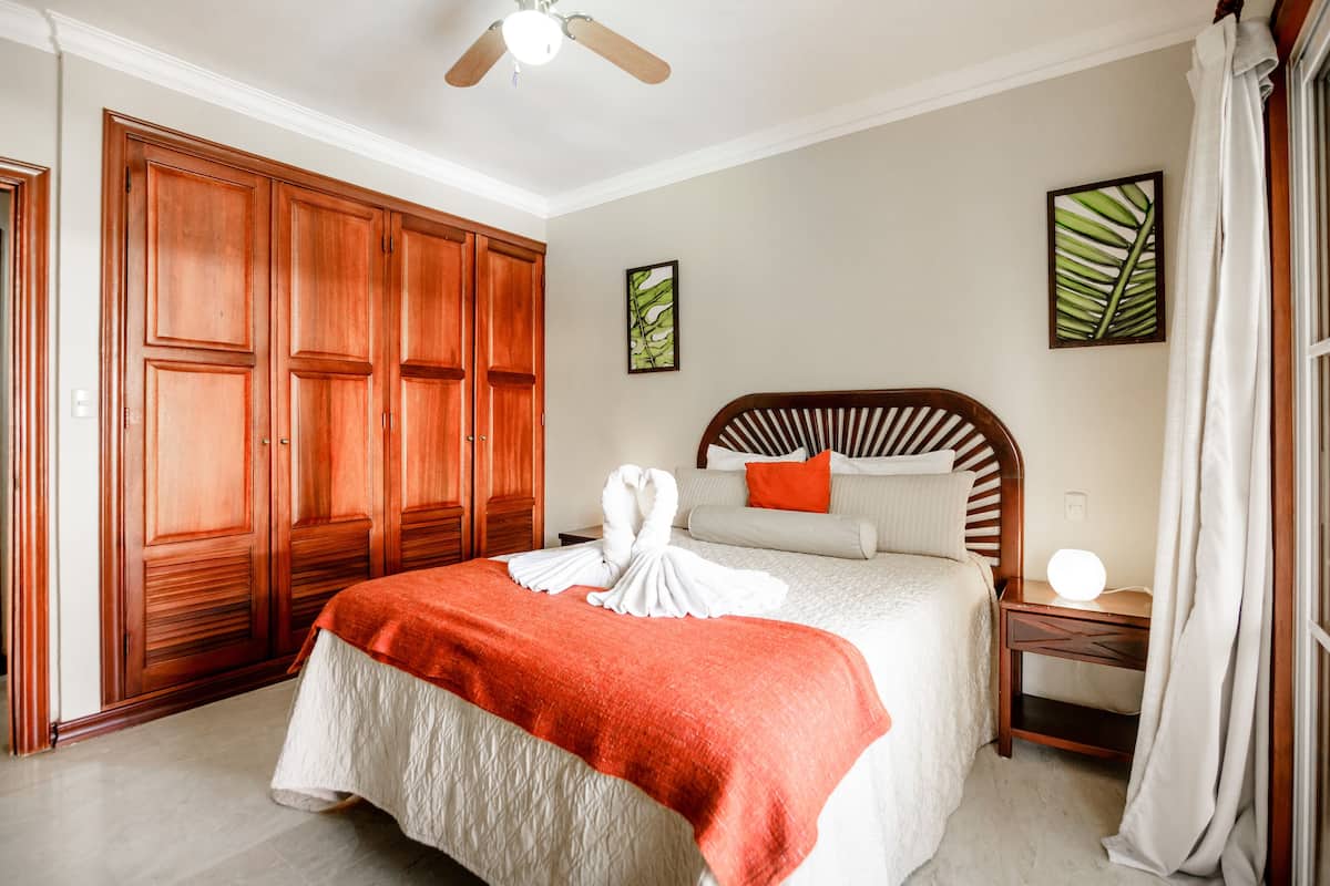 In-room safe, bed sheets