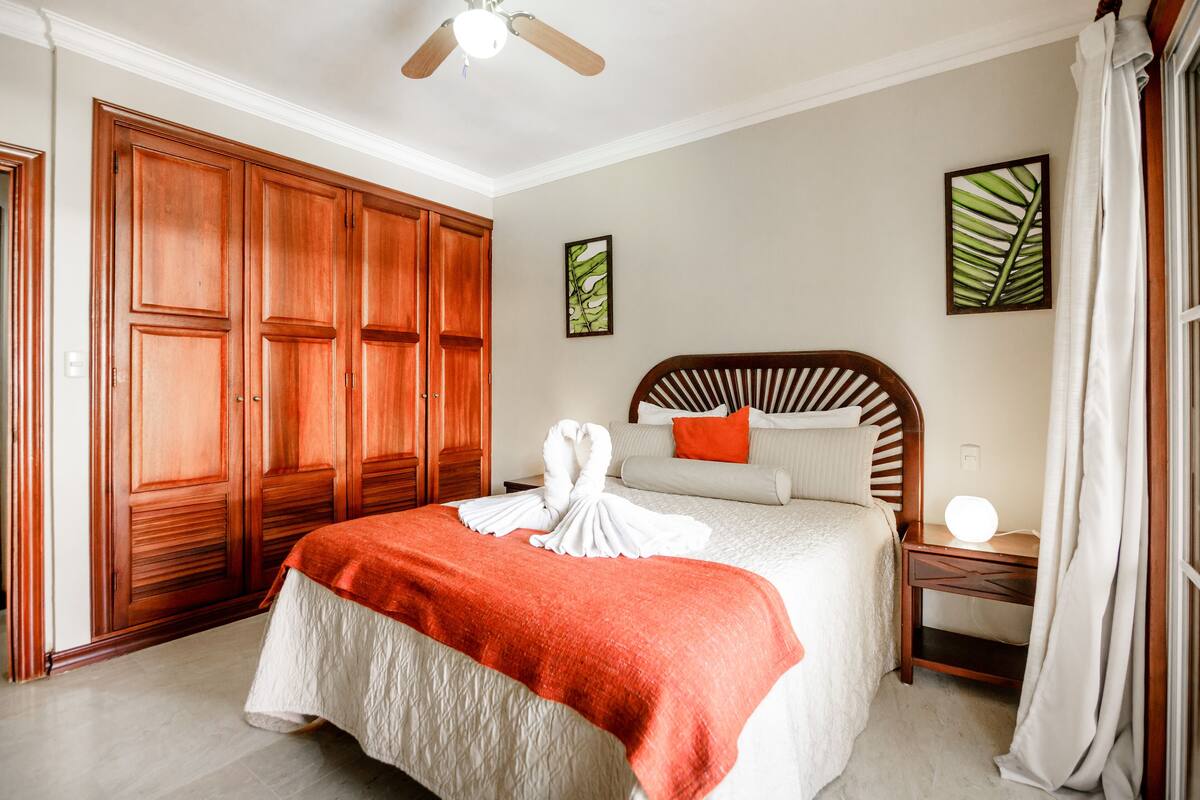 3 chambres, coffres-forts dans les chambres, draps fournis