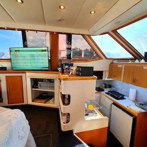 Yacht Cabin | Private kitchenette | Fridge, microwave, cookware/dishes/utensils