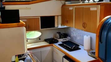 Yacht Cabin | Private kitchenette | Fridge, microwave, cookware/dishes/utensils