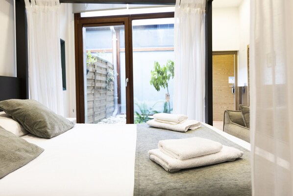 Iron/ironing board, free WiFi, bed sheets