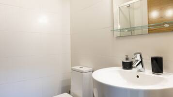 Een haardroger, handdoeken