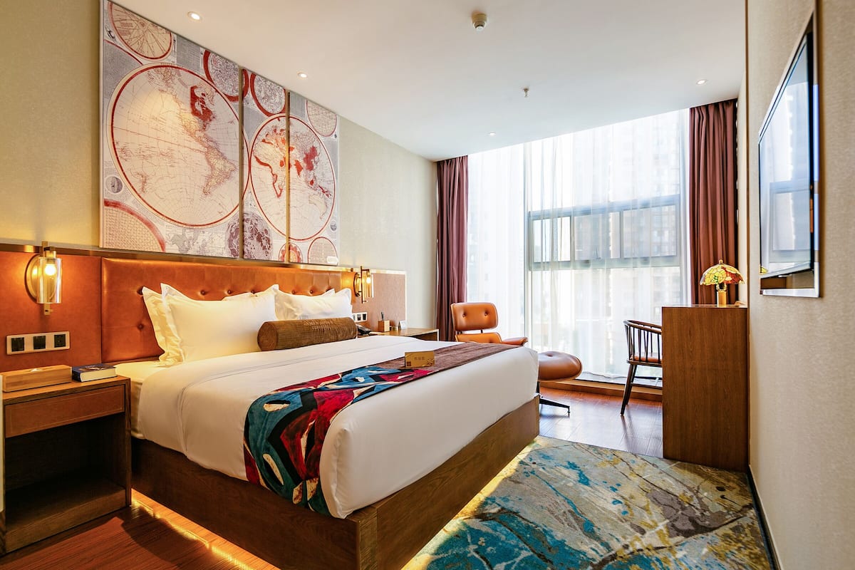 Feifan King Room | Desk, laptop workspace, blackout curtains, free WiFi
