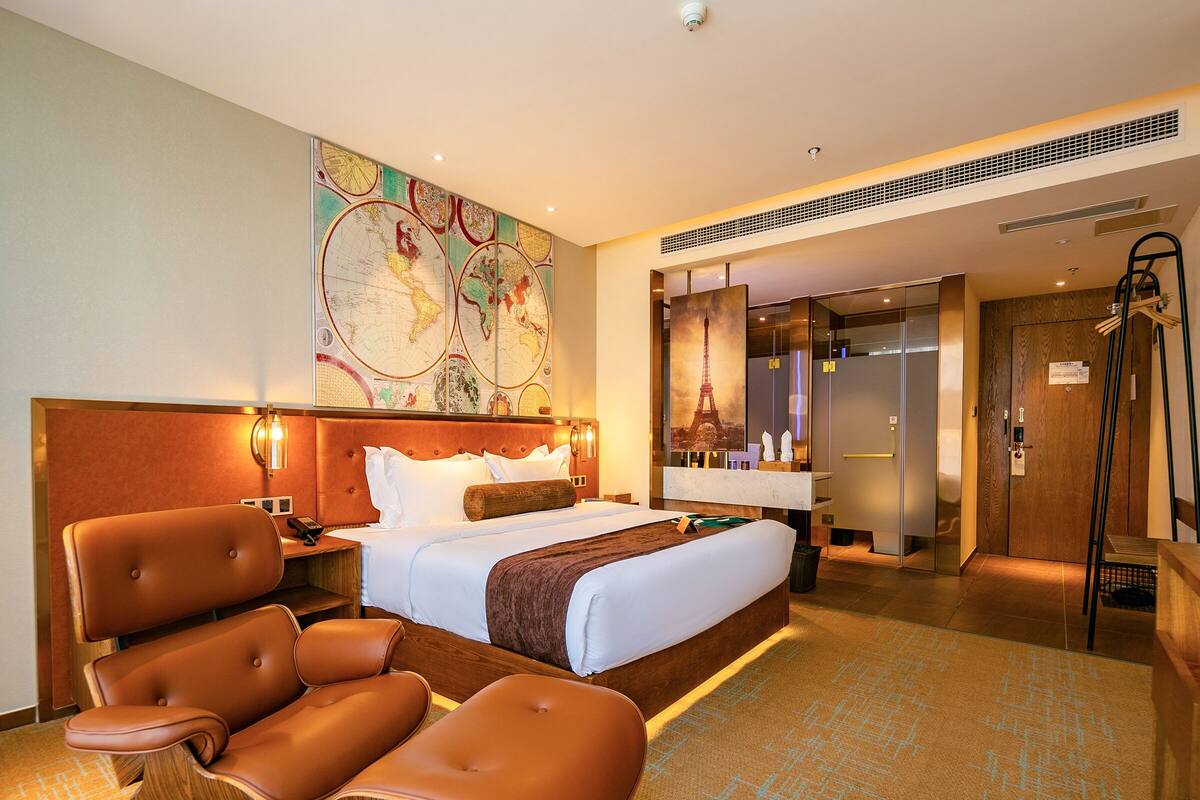 Feifan Deluxe King Room | Desk, laptop workspace, blackout curtains, free WiFi