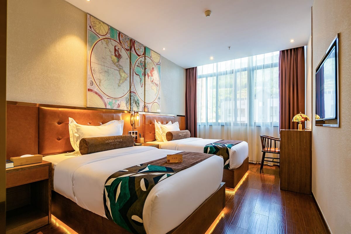 Chunxiang Twin Room | Desk, laptop workspace, blackout curtains, free WiFi
