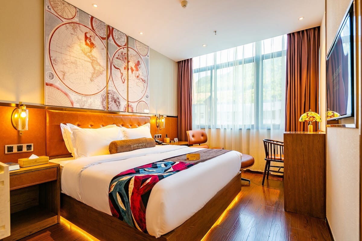Chunxiang King Room | Desk, laptop workspace, blackout curtains, free WiFi