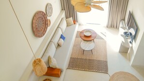 Una sala de estar moderna con un sofá, una mesa de centro y un televisor.