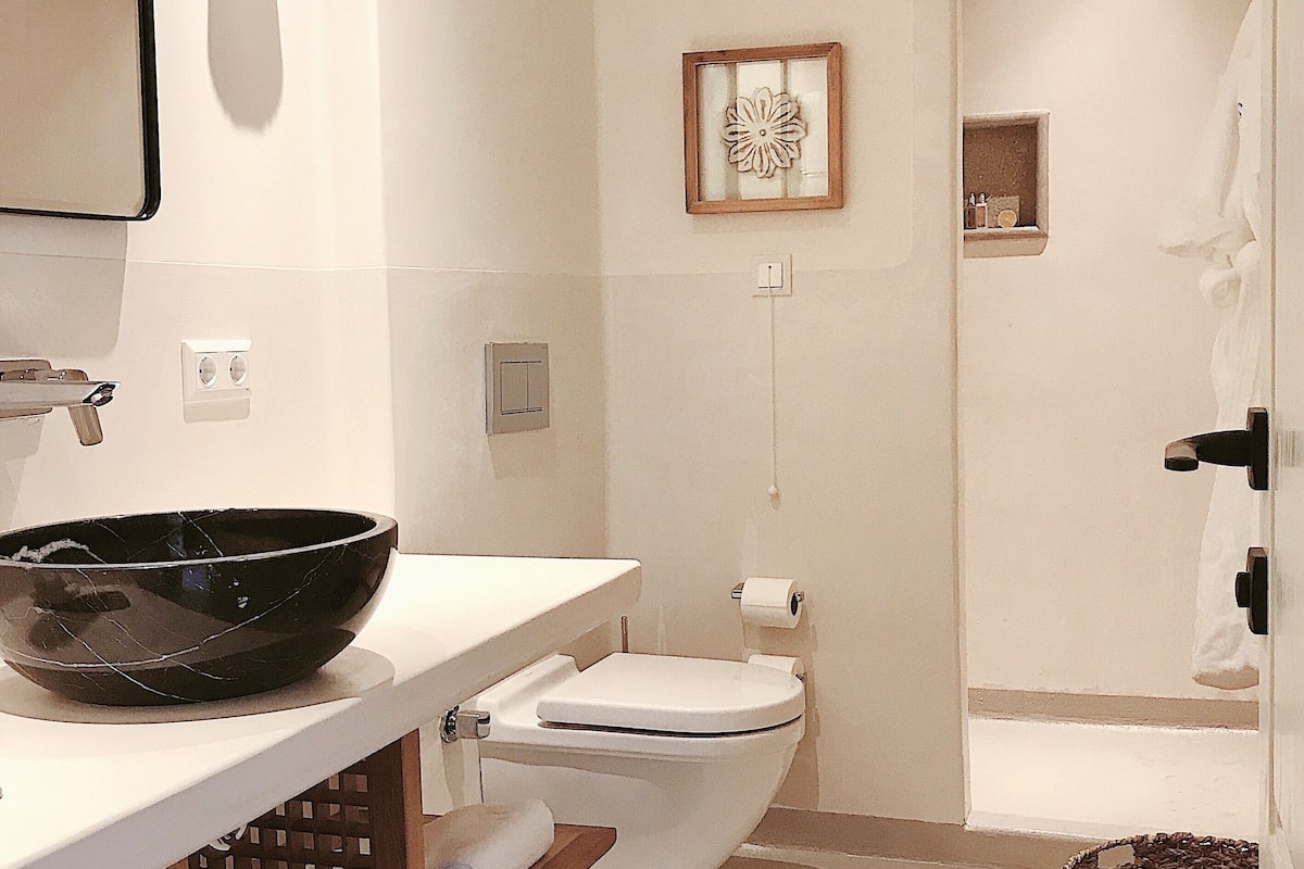 shower, rainfall showerhead, designer toiletries, hair dryer