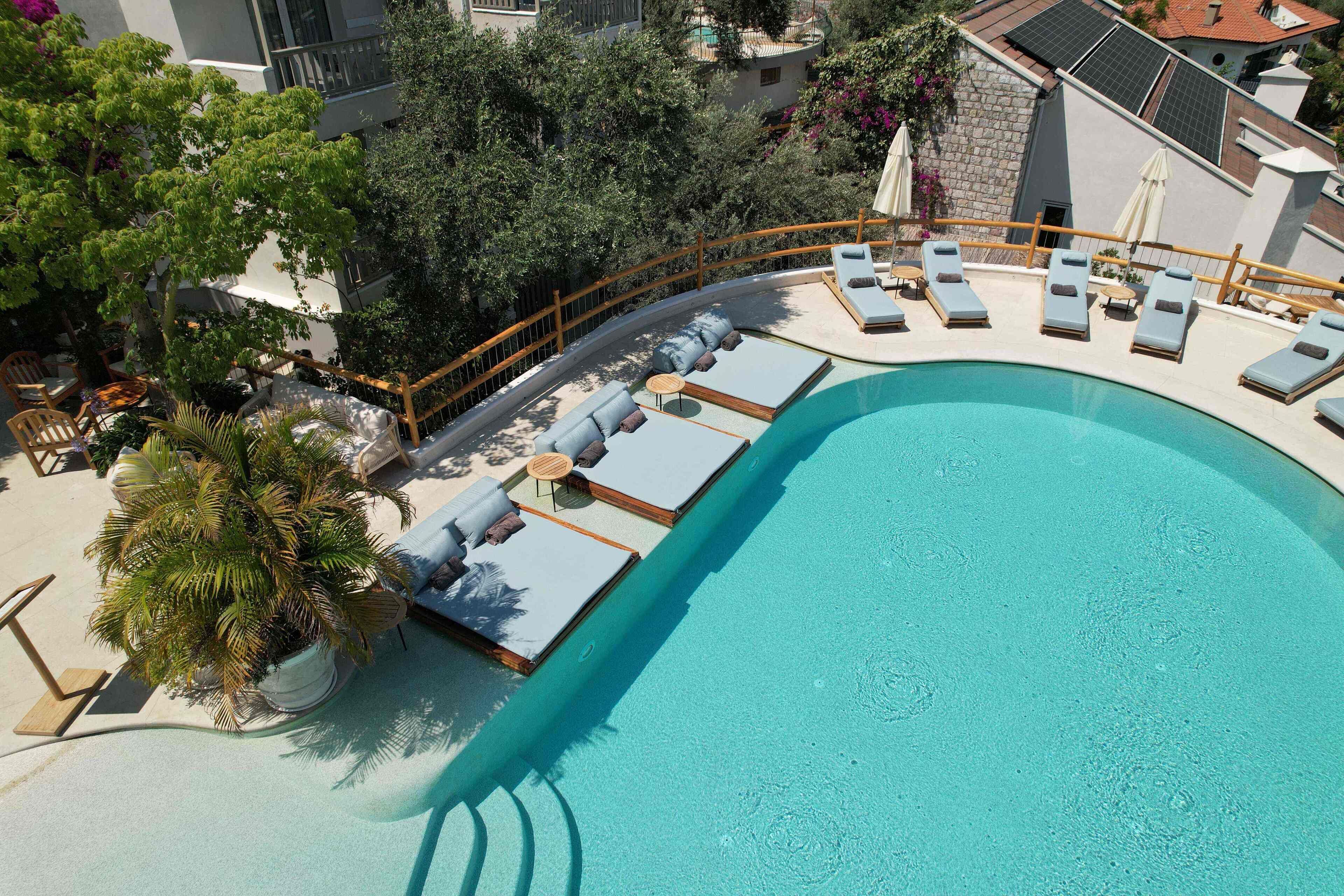 seasonal outdoor pool, open 7:00 am to 6:00 pm, pool umbrellas