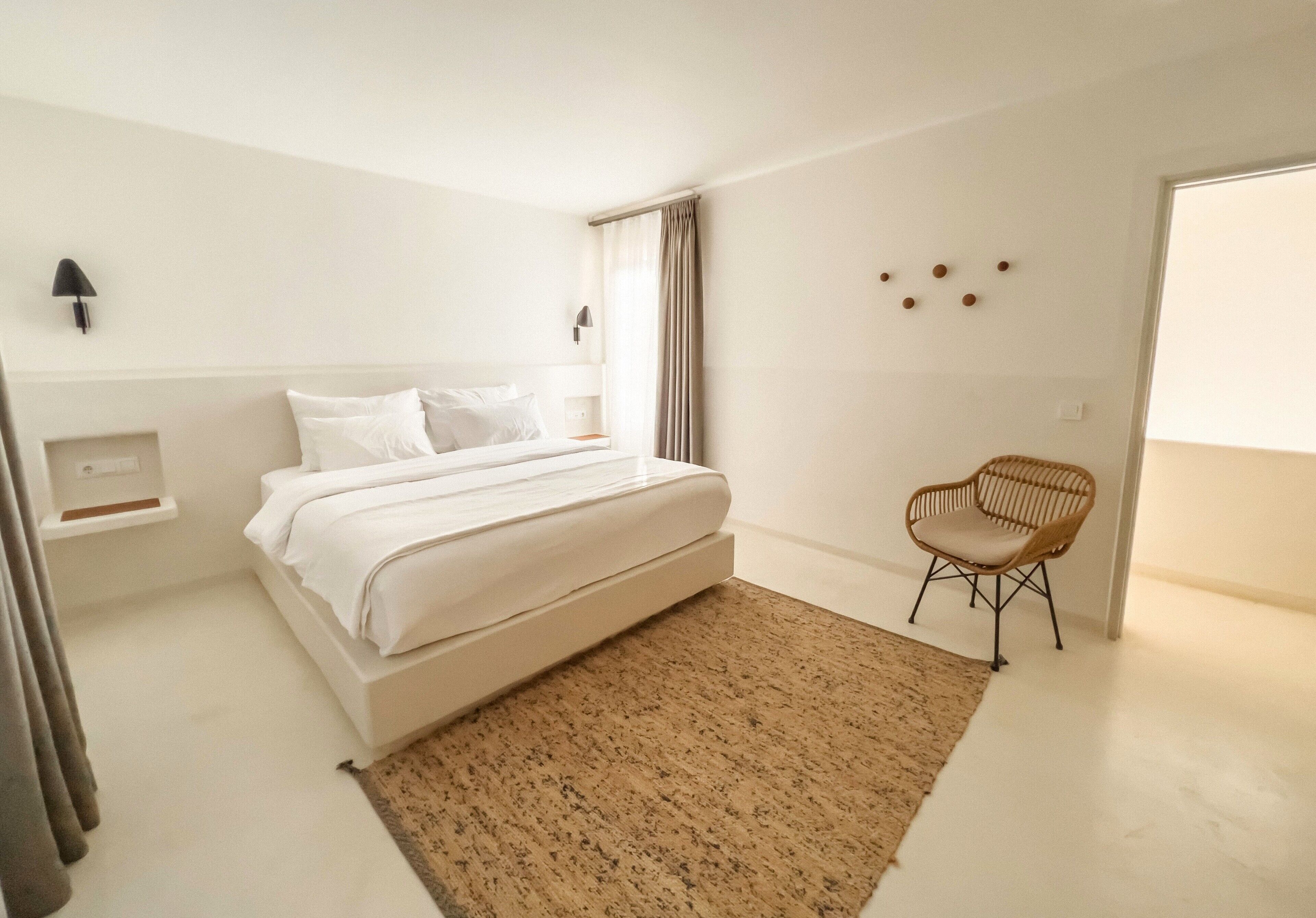 premium bedding, pillow-top beds, minibar, in-room safe