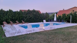 Piscine extérieure (ouverte en saison), parasols de plage