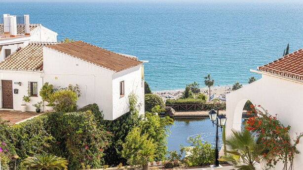 A coastal building with a view of the sea, a small pool, and a bridge. - Capistrano Playa 618 (Nerja)