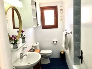 Bathtub, hair dryer, towels - Anacasa Via de Ronda Pau Pi AP475 (Oliva)