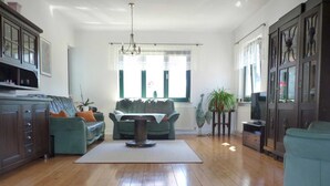 A spacious living room with a wooden floor, a sofa set, a coffee table, and a television. - Apartment Silbermöwe Object-ID 121011 (Waren (Müritz))