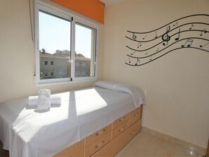 1 slaapkamer, een strijkplank/strijkijzer, beddengoed