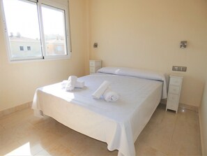 1 slaapkamer, een strijkplank/strijkijzer, beddengoed