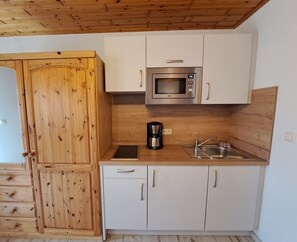 Kühlschrank, Mikrowelle, Wasserkocher mit Kaffee-/Teezubehör