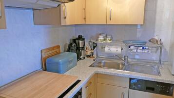 Kühlschrank, Mikrowelle, Ofen, Wasserkocher mit Kaffee-/Teezubehör