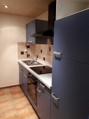 Kühlschrank, Mikrowelle, Ofen, Wasserkocher mit Kaffee-/Teezubehör